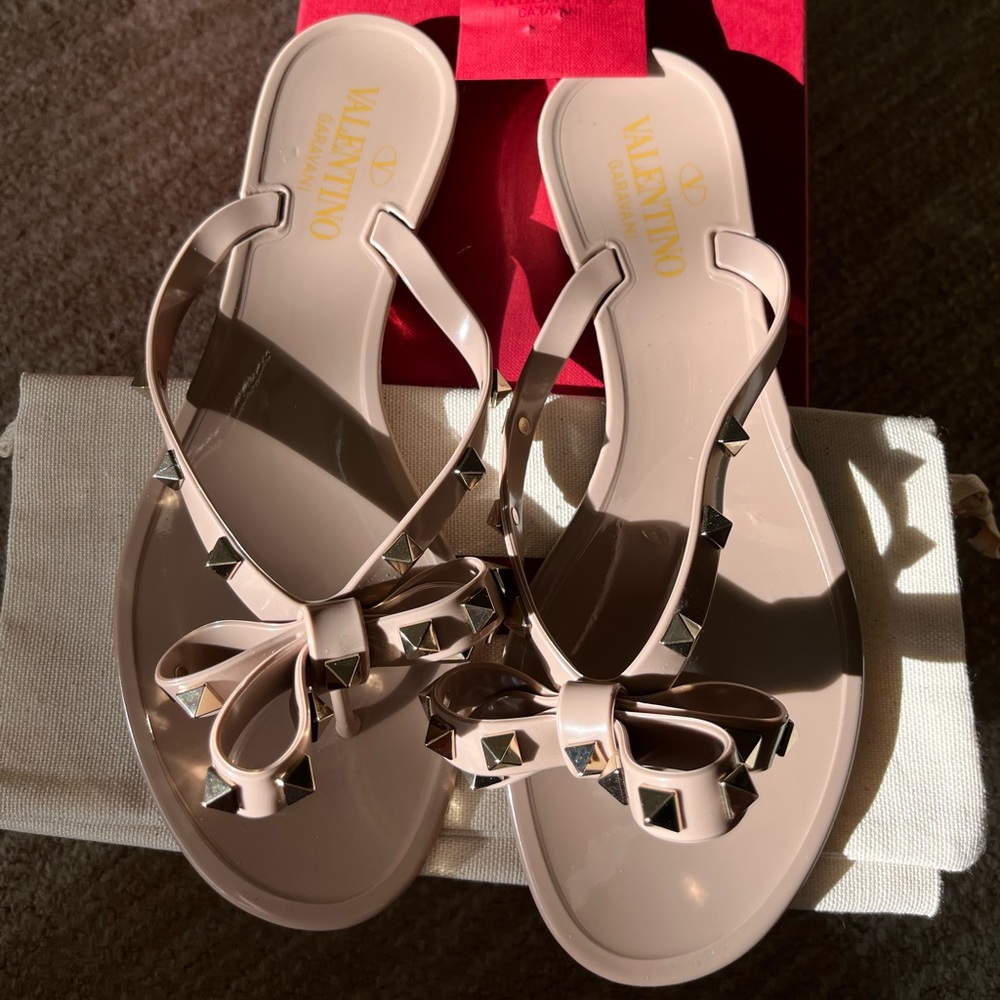BRAND NEW Valentino Garavani Rubber Rockstud thong sandal size 7 in color nude.